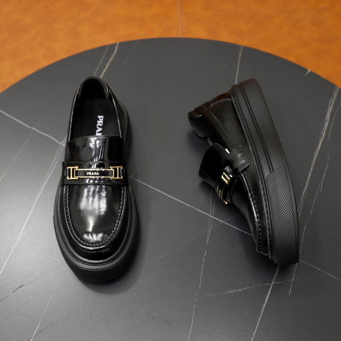 Ex-factory price: 500💰🙅‍♂️🙅‍♂️🙅‍♂️ Brand: PRADA Standard code: Men's code 38-44 (45 can be customized) Grade: Same style as the official website Original order quality Material: Original cowhide surface Comfortable lining Original outsole Style category: Men's fashionable casual leather shoes Distinguished big-name luxury elements Top luxury Color: Color of the actual picture